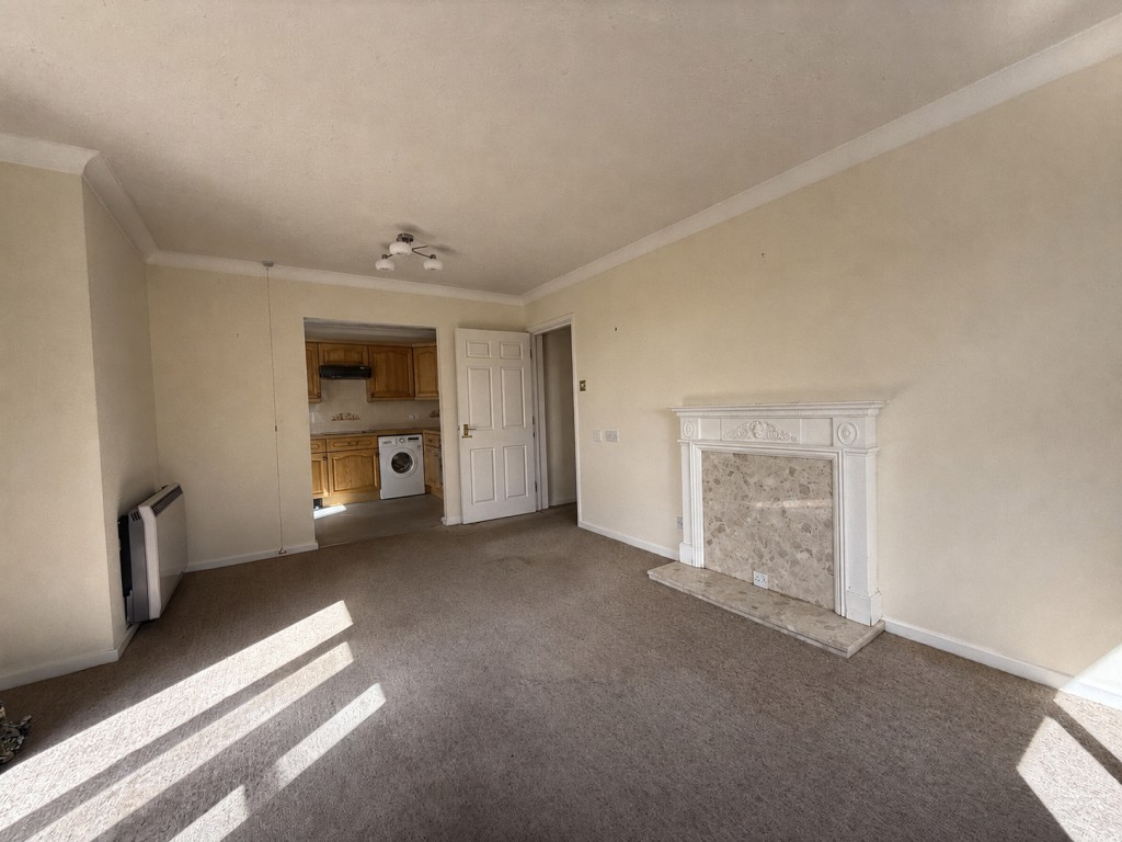 Lot: 54 - RETIREMENT FLAT IN POPULAR EXETER DEVELOPMENT - Living room